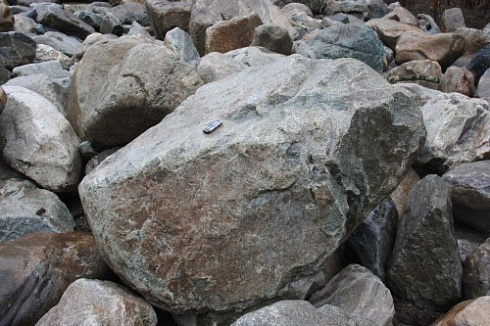 Kamenclub.ru: Гранит скальник (серо-зеленый) фр. 500-1500 мм.  купить в Королеве гранит мрамор  серый зеленый темно-серый глыба скальная колотая ландшафтная 7 500 руб/т   фото КАМЕНЬ КЛУБ