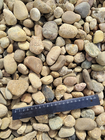 Kamenclub.ru: Галька речная окат рыжая фр. 20-40 мм. купить  в Королеве галька речная окатанная рыжая желтая серая округлая речная галька 5000 руб/т   фото КАМЕНЬ КЛУБ