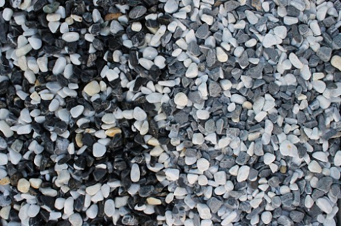 Kamenclub.ru: Мраморная крошка (щебень галтованный микс:белый-черный) фр.10-20 мм.  купить в Королеве мрамор белый, черный окатанные округлые декоративные ландшафтные камни щебня 15500 руб/т   фото КАМЕНЬ КЛУБ