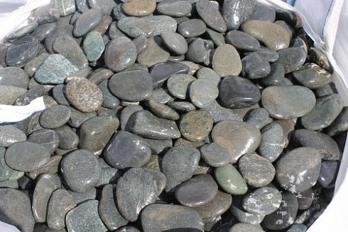 Kamenclub.ru: Галька речная плоская (темно-серая) фр. 100-200-300 мм. купить  в Королеве галька речная плоская темно-серый, серый, синий речной галечник плоский 9000 руб/т   фото КАМЕНЬ КЛУБ