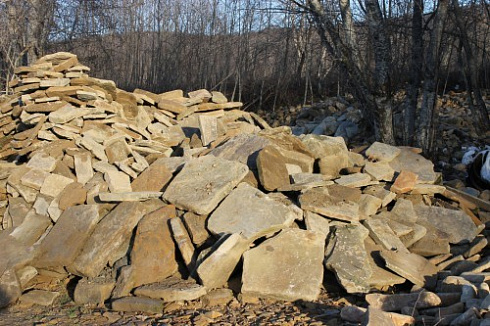 Kamenclub.ru: Песчаник плиты - плахи - пошаговые дорожки (фр. 70-150 мм)  купить в Королеве песчаник серый бежевый желтый зеленый колотый песчаник строительный 6500 руб/т   фото КАМЕНЬ КЛУБ