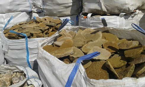 Kamenclub.ru: Песчаник колотый для облицовки (фр. 2-3 см)  купить в Королеве песчаник бежевый серый рыжий песчаник строительный 5000 руб/т   фото КАМЕНЬ КЛУБ