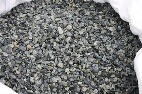 Kamenclub.ru: Щебень галтованный зеленый (змеевик) фр. 20-40 мм.  купить в Королеве мрамор зеленый, салатовый оголтованный щебень мраморный 12500 руб/т   фото КАМЕНЬ КЛУБ