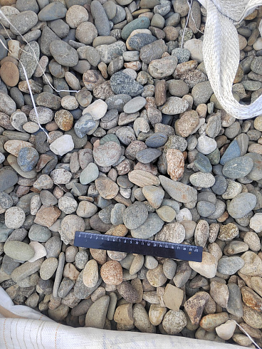 Kamenclub.ru: Галька речная окат (серая) фр.40-60 мм купить  в Королеве галька речная серый бежевый рыжий коричневый округлый речной камень 5000 руб/т   фото КАМЕНЬ КЛУБ