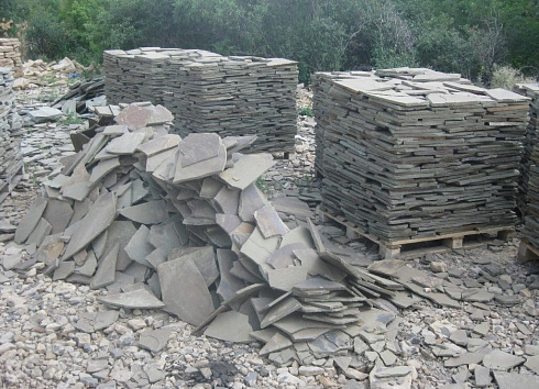 Kamenclub.ru: Песчаник пластушка серо-зеленый (1,5 см)  купить в Королеве плитняк - пластушка серо-зеленый, серый, зеленый пластушка рваная ландшафтная колотая 10200 руб/м3   фото КАМЕНЬ КЛУБ