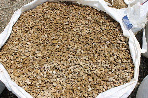 Kamenclub.ru: Щебень крошка желтый (песчаник) фр. 10-20 мм.  купить в Королеве песчаник бежевый, серый, рыжий декоративный ландшафтный щебень колотый 9500 руб/т   фото КАМЕНЬ КЛУБ