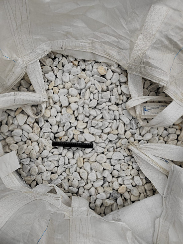 Kamenclub.ru: Мраморная крошка (щебень галтованный белый) фр.40-70 мм.  купить в Королеве мрамор белый молочный айвори окатанный округлый природный камень 17000 руб/т   фото КАМЕНЬ КЛУБ