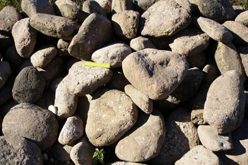 Kamenclub.ru: Конгломераты фр. 300-1000 мм.  купить в Королеве кварц мрамор диабаз коричневый, серый зеленоватый речной валун крупный 6500 руб/т   фото КАМЕНЬ КЛУБ