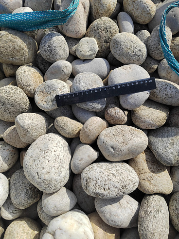 Kamenclub.ru: Галька речная окат (серо-белая) фр. 70-120 мм купить  в Королеве галька галечник бело-серая, серо-белая, серая, белая речная природная галька  8000 руб/т   фото КАМЕНЬ КЛУБ