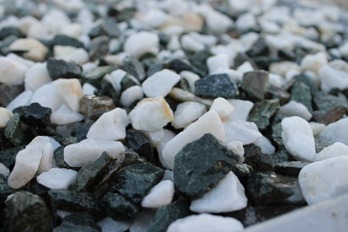 Kamenclub.ru: Мраморная крошка (щебень крошка микс: белый-зеленый) фр. 10-20 мм.  купить в Королеве мрамор белый, зеленый каменная ландшафтная декоративная крошка щебня 9500 руб/т   фото КАМЕНЬ КЛУБ