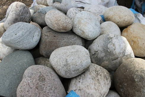 Kamenclub.ru: Речной валун (Ассорти) фр.100-300 мм.  купить в Королеве галечник серый, темно-серый, светло-серый речная галька крупных размеров 4200 руб/т   фото КАМЕНЬ КЛУБ