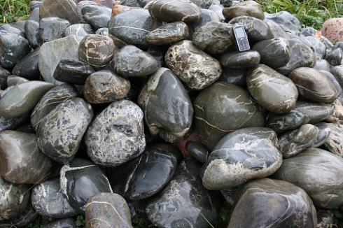 Kamenclub.ru: Валунчик Паутинник фр.100-300 мм  купить в Королеве крупный природный камень галечник темно-серый с прожилками белый черный речной валунчик 5000 руб/т   фото КАМЕНЬ КЛУБ