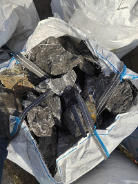 Kamenclub.ru: Черный мрамор скальник фр. 100-500 мм.  купить в Королеве мрамор черный белый серый крупный колотый валун ландшафтный 8500 руб/т   фото КАМЕНЬ КЛУБ