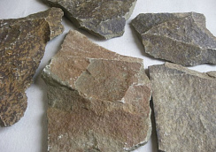 Kamenclub.ru: Песчаник пластушка "фонтанка" серо-зеленая (3,0-5,0 см)  купить в Королеве песчаник серо-зеленая колотые плитки облицовочные пластушки 11400 руб/м3   фото КАМЕНЬ КЛУБ