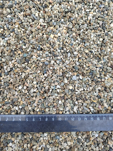 Kamenclub.ru: Галька речная окат (серая) фр.3-5 мм купить  в Королеве галька речная серая бежевый темно-серый окатанный речной камень округлый 9500 руб/т   фото КАМЕНЬ КЛУБ