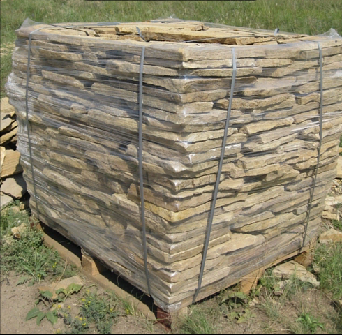 Kamenclub.ru: Песчаник пластушка желтый с рисунком (3 см)  купить в Королеве песчаник желтый с рисунком, рыжий, желтый песчаник пластушка ландшафтная рваная 8 500 руб/м3   фото КАМЕНЬ КЛУБ