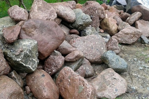 Kamenclub.ru: Конгломераты фр. 300-1000 мм.  купить в Королеве кварц мрамор диабаз коричневый, серый зеленоватый речной валун крупный 6500 руб/т   фото КАМЕНЬ КЛУБ