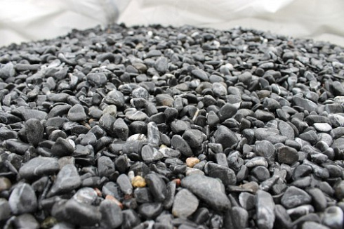 Kamenclub.ru: Щебень галтованный черный (мрамор) фр.10-20 мм.  купить в Королеве мрамор черный с белыми прожилками, черный, белый окатанный округлый ландшафтный декоративный щебень 15000 руб/т   фото КАМЕНЬ КЛУБ