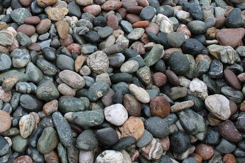 Kamenclub.ru: Галька окат (цветная картошка) фр. 50-100 мм. купить  в Королеве галька природная окатанная серый белый цветной синий темно-серый коричневый округлый галечник окатанный 6800 руб/т   фото КАМЕНЬ КЛУБ