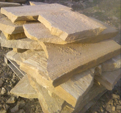 Kamenclub.ru: Форматный камень (плаха) пошаговая дорожка от 70-150 см (4 -12 см)  купить в Королеве плитняк  форматный плаха желтый песчаник 9 000 руб/т   фото КАМЕНЬ КЛУБ
