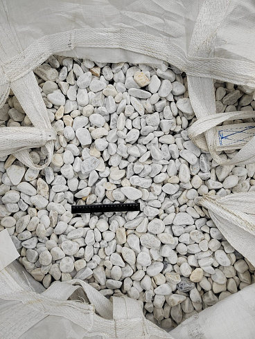 Kamenclub.ru: Мраморная крошка (щебень галтованный белый) фр.40-70 мм.  купить в Королеве мрамор белый молочный айвори окатанный округлый природный камень 17000 руб/т   фото КАМЕНЬ КЛУБ