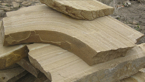 Kamenclub.ru: Форматный камень (плаха) пошаговая дорожка от 70-150 см (4 -12 см)  купить в Королеве плитняк  форматный плаха желтый песчаник 9 000 руб/т   фото КАМЕНЬ КЛУБ