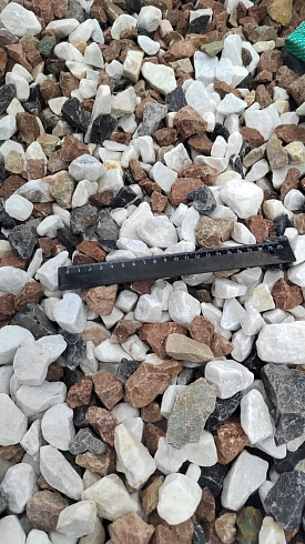 Kamenclub.ru: Мраморная крошка (щебень крошка микс : белый-черный-розовый) фр. 20-40 мм.  купить в Королеве мрамор белый, черный, розовый декоративная ландшафтная крошка 12000 руб/т   фото КАМЕНЬ КЛУБ