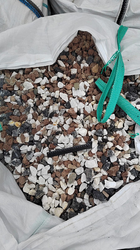 Kamenclub.ru: Мраморная крошка (щебень крошка микс : белый-черный-розовый) фр. 20-40 мм.  купить в Королеве мрамор белый, черный, розовый декоративная ландшафтная крошка 12000 руб/т   фото КАМЕНЬ КЛУБ