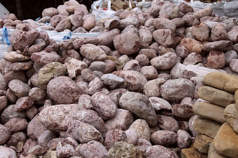 Kamenclub.ru: Розовый валунчик фр.100-300 мм.  купить в Королеве крупный природный камень розовый, серый молочный красный речной галечник природный 7850 руб/т   фото КАМЕНЬ КЛУБ