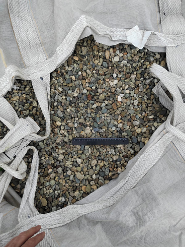 Kamenclub.ru: Галька речная окат (серая) фр.10-20 мм купить  в Королеве галька речная серая, серый, темно-серый, светло-серый, коричневый ландшафтная декоративная речная окатанная округлая галька 5000 руб/т   фото КАМЕНЬ КЛУБ