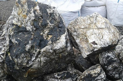 Kamenclub.ru: Черный гранит - кварцит фр. 100-500 мм.  купить в Королеве мрамор гранит черный с белыми прожилками, серый, белый валун скальный колотый 7000 руб/т   фото КАМЕНЬ КЛУБ