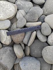 Kamenclub.ru: Галька речная плоская (серо-белая) фр. 70-120 мм. купить в Королеве галька галечник речной серый, белый окатанная плоская  природная галька 9000 руб/т   фото КАМЕНЬ КЛУБ