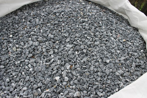 Kamenclub.ru: Щебень галтованный черный (мрамор) фр.10-20 мм.  купить в Королеве мрамор черный с белыми прожилками, черный, белый окатанный округлый ландшафтный декоративный щебень 15000 руб/т   фото КАМЕНЬ КЛУБ