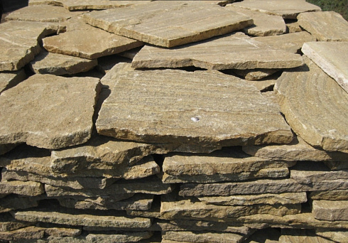 Kamenclub.ru: Песчаник пластушка желтый с рисунком (3 см)  купить в Королеве песчаник желтый с рисунком, рыжий, желтый песчаник пластушка ландшафтная рваная 8 500 руб/м3   фото КАМЕНЬ КЛУБ