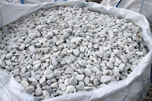 Kamenclub.ru: Мраморная крошка (щебень галтованный белый), фр.20-40 мм.  купить в Королеве мрамор белый бежевый молочный мраморный щебень декоративный 17000 руб/т   фото КАМЕНЬ КЛУБ