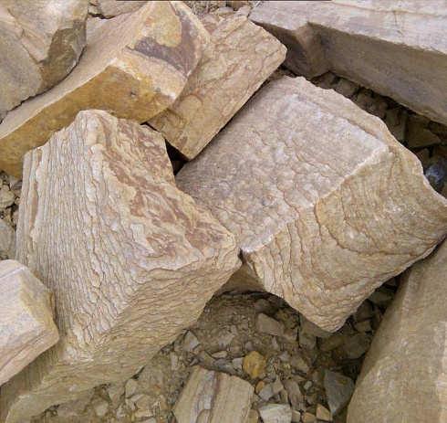 Kamenclub.ru: Песчаник пластушка желтый с рисунком (7-15 см)  купить в Королеве плитняк - пластушка - бут желтый песчаник 10200 руб/м3   фото КАМЕНЬ КЛУБ