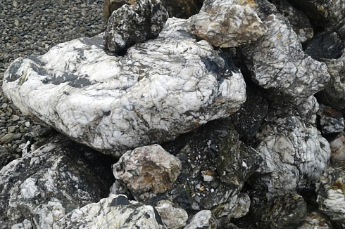 Kamenclub.ru: Черный гранит - кварцит фр. 100-500 мм.  купить в Королеве мрамор гранит черный с белыми прожилками, серый, белый валун скальный колотый 7000 руб/т   фото КАМЕНЬ КЛУБ