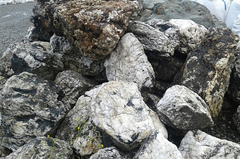 Kamenclub.ru: Черный гранит - кварцит фр. 100-500 мм.  купить в Королеве мрамор гранит черный с белыми прожилками, серый, белый валун скальный колотый 7000 руб/т   фото КАМЕНЬ КЛУБ