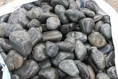 Kamenclub.ru: Темно-серый валунчик фр.100-300 мм.  купить в Королеве крупный природный камень серый, темно-серый, светло-серый речная галька большого размера окатанная 4500 руб/т   фото КАМЕНЬ КЛУБ