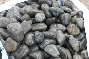 Kamenclub.ru: Темно-серый валунчик фр.100-300 мм.  купить в Королеве крупный природный камень серый, темно-серый, светло-серый речная галька большого размера окатанная 4500 руб/т   фото КАМЕНЬ КЛУБ