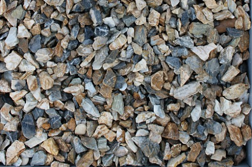 Kamenclub.ru: Мраморная крошка (щебень крошка медовый), фр. 10-20 мм.  купить в Королеве песчаник бежевый, серый каменная ландшафтная крошка  12000 руб/т   фото КАМЕНЬ КЛУБ