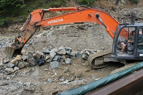 Kamenclub.ru: Гранит скальник (серо-зеленый) фр. 100-500 мм.  купить в Королеве гранит зеленый, серый, салатовый крупный ландшафтный валун 6 000 руб/т   фото КАМЕНЬ КЛУБ