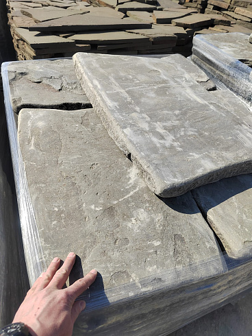 Kamenclub.ru: Песчаник пластушка галтованная светло-серая (3,0 см)  купить в Королеве песчаник светло-серый, серый ландшафтный камень рваный колотый 21000 руб/м3   фото КАМЕНЬ КЛУБ