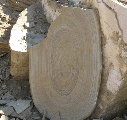 Kamenclub.ru: Форматный камень (плаха) пошаговая дорожка от 70-150 см (4 -12 см)  купить в Королеве плитняк  форматный плаха желтый песчаник 9 000 руб/т   фото КАМЕНЬ КЛУБ