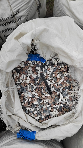 Kamenclub.ru: Мраморная крошка (щебень галтованный микс:белый-зеленый-розовый) фр.20-40 мм.  купить в Королеве мрамор белый, зеленый, розовый мрамор декоративный (галтовка) 15500 руб/т   фото КАМЕНЬ КЛУБ