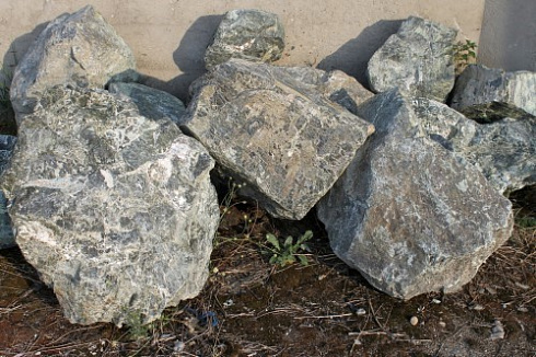 Kamenclub.ru: Змеевик скальник фр. 500-1500 мм.  купить в Королеве змеевик зеленый серый черный глыба скальная колотая 7500 руб/т   фото КАМЕНЬ КЛУБ