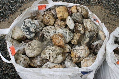 Kamenclub.ru: Кварцевый валунчик фр.100-300 мм.  купить в Королеве кварц белый, бежевый молочный рыжий крупный природный камень галечник 7850 руб/т   фото КАМЕНЬ КЛУБ