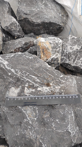 Kamenclub.ru: Черный мрамор скальник фр. 100-500 мм.  купить в Королеве мрамор черный белый серый крупный колотый валун ландшафтный 8500 руб/т   фото КАМЕНЬ КЛУБ