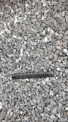 Kamenclub.ru: Щебень галтованный черный (мрамор) фр.10-20 мм.  купить в Королеве мрамор черный с белыми прожилками, черный, белый окатанный округлый ландшафтный декоративный щебень 15000 руб/т   фото КАМЕНЬ КЛУБ