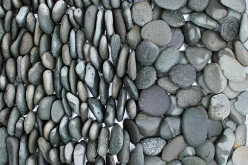 Kamenclub.ru: Галька речная плоская (темно-серая) фр. 70-150 мм. купить  в Королеве галечник природный темно-серый серый синий речная плоская природная окатанная  9000 руб/т   фото КАМЕНЬ КЛУБ